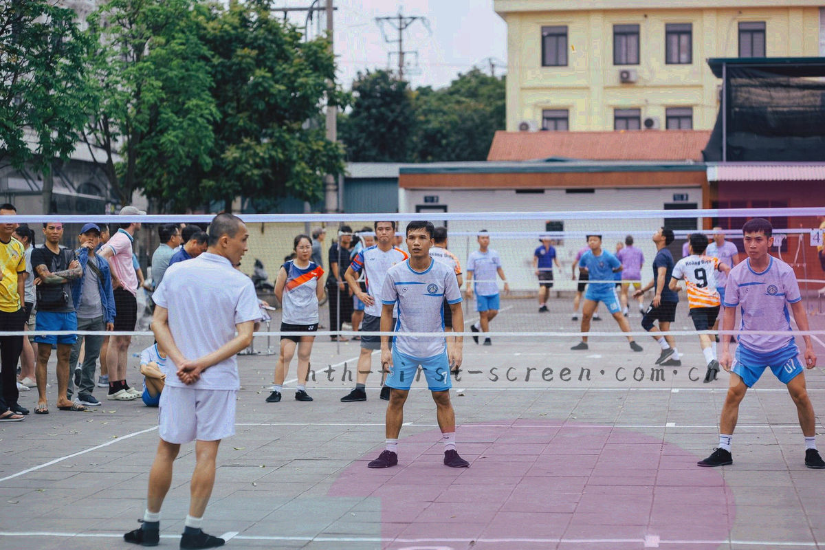 桌面上摊开的资料卡片与线条草图，画面中不出现可识别的人物面部